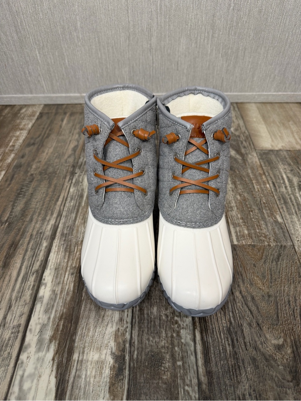 Women’s Gray and White Winter Duck Boots Size 8